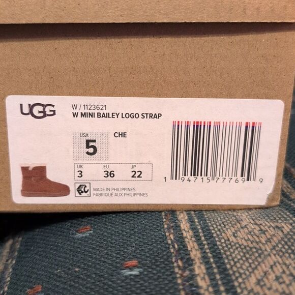 UGG Mini Bailey Logo Strap size Women's 5/Kids 3.5 Low Rise Boots, NEW in Box - Picture 3 of 9